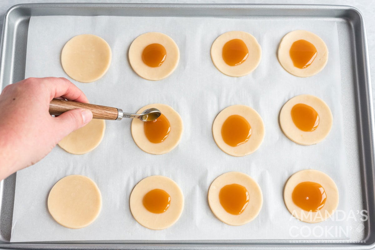 adding caramel to pie circles