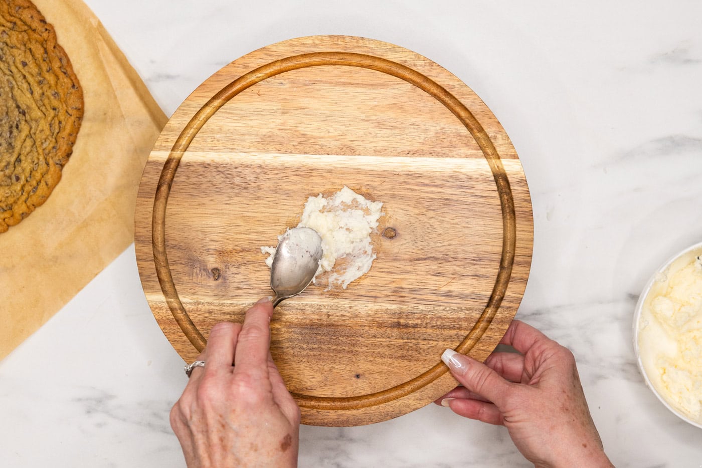 placing buttercream on bottom of cake stand
