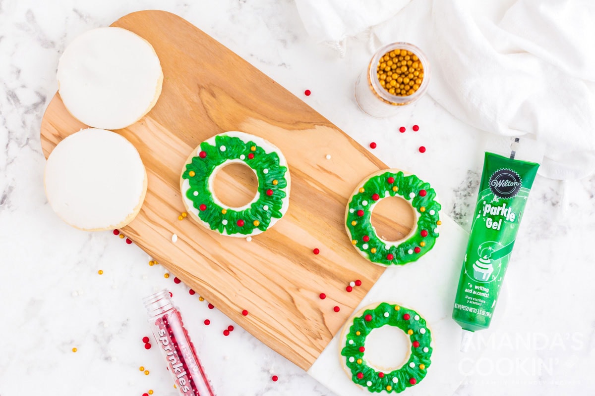 decorating wreath cookies