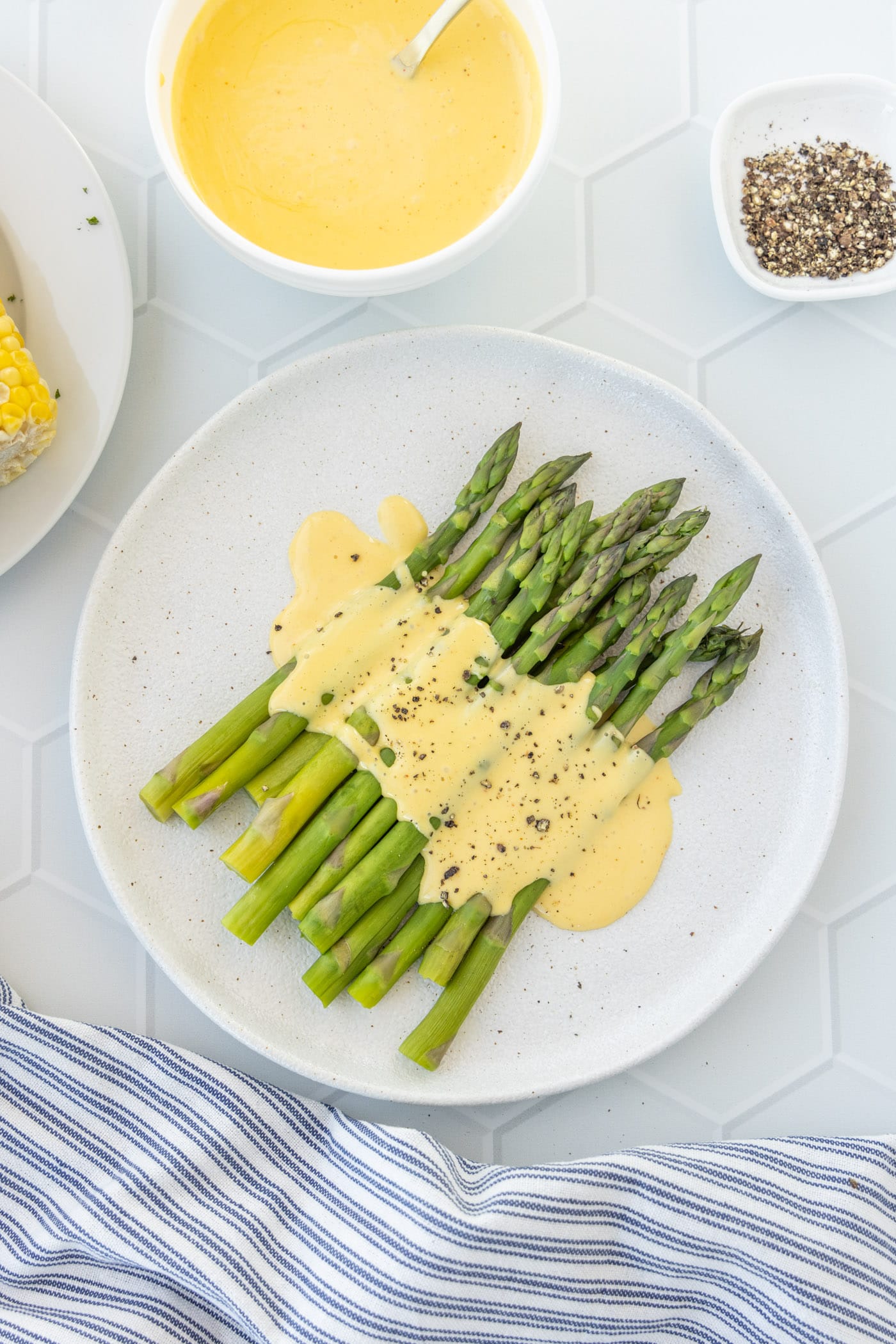 Hollandaise Sauce on asparagus
