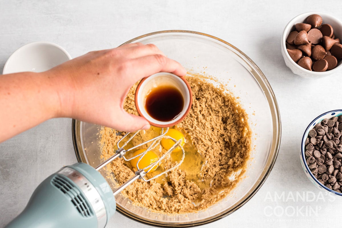 adding vanilla to eggs and sugar
