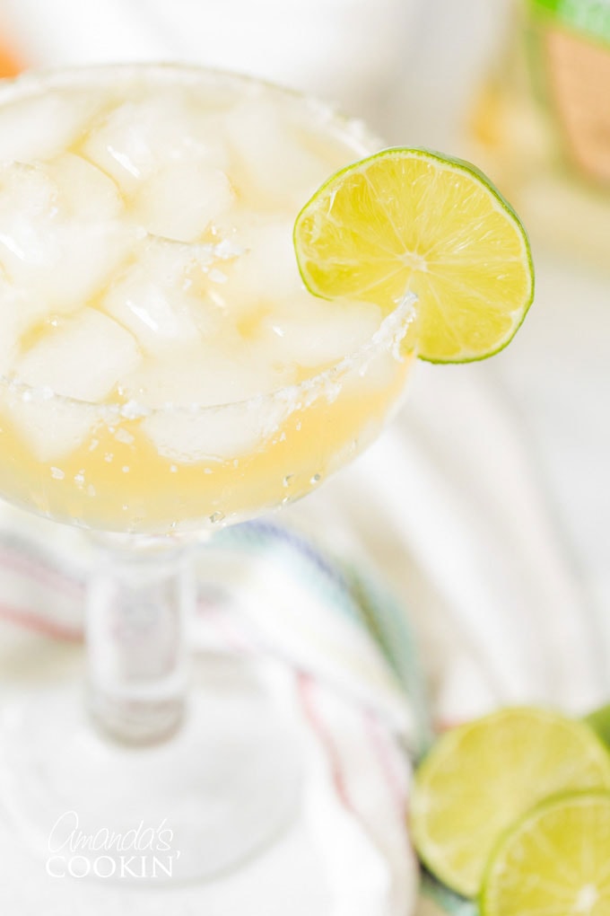 CLOSE UP OF MARGARITA ON THE ROCKS