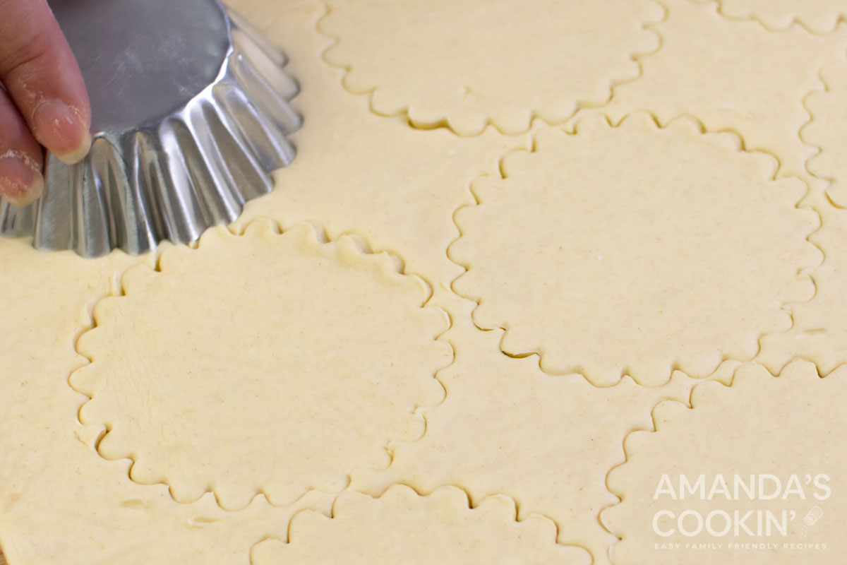 cutting circles from pie dough