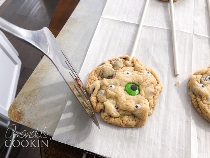 rounding cookies with spatula