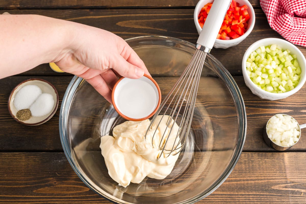 adding vinegar to mayo in bowl