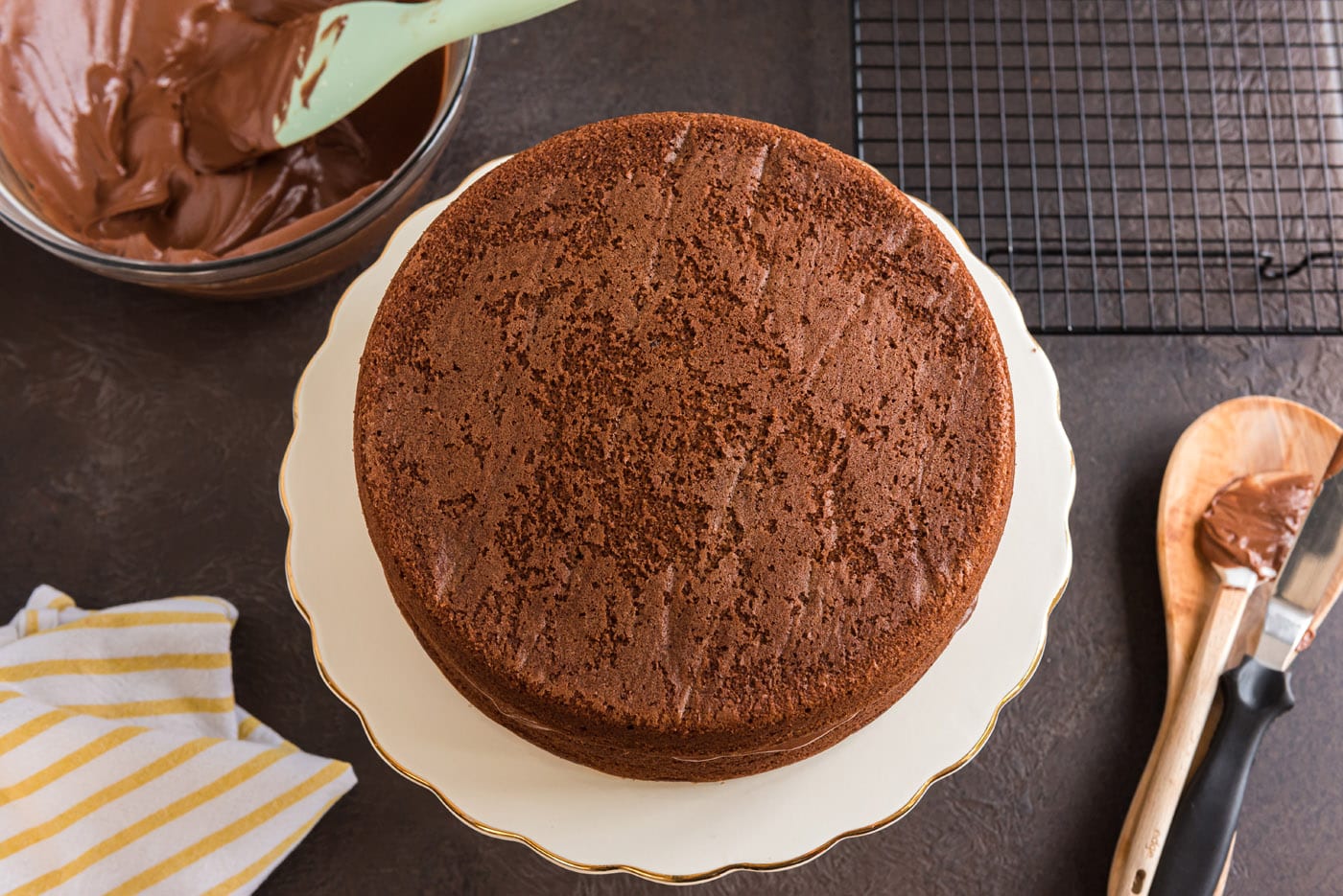 layering round cake on top of one another