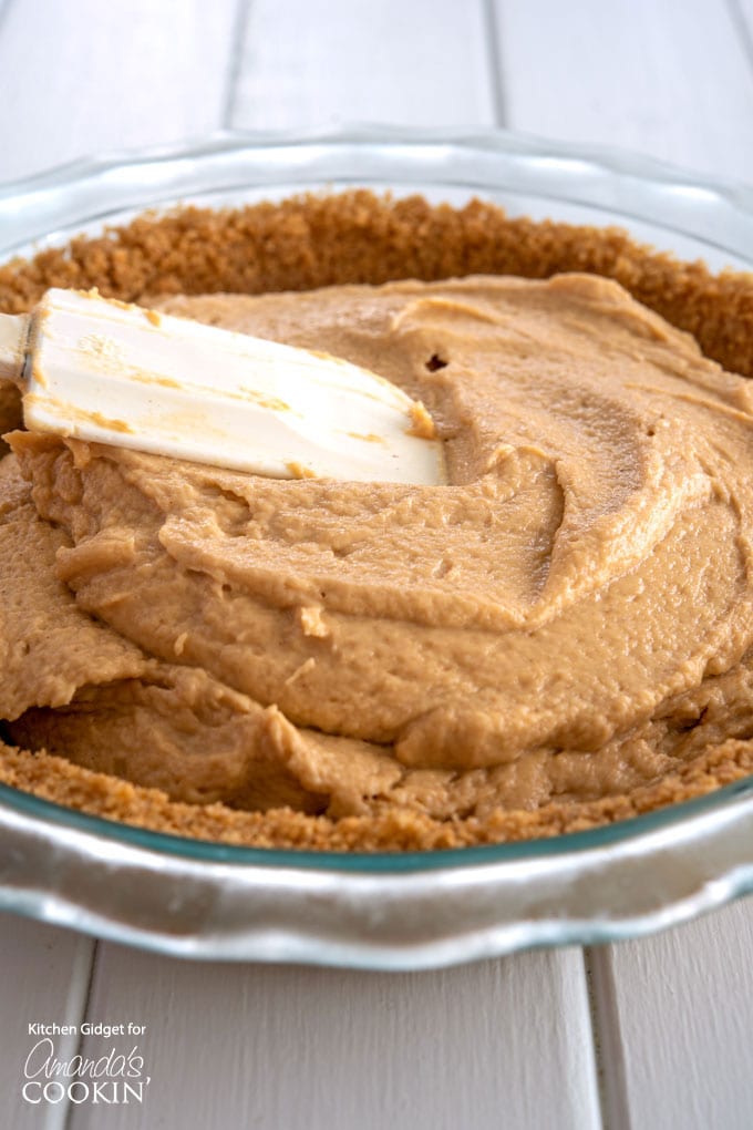 spread peanut butter mixture onto crust