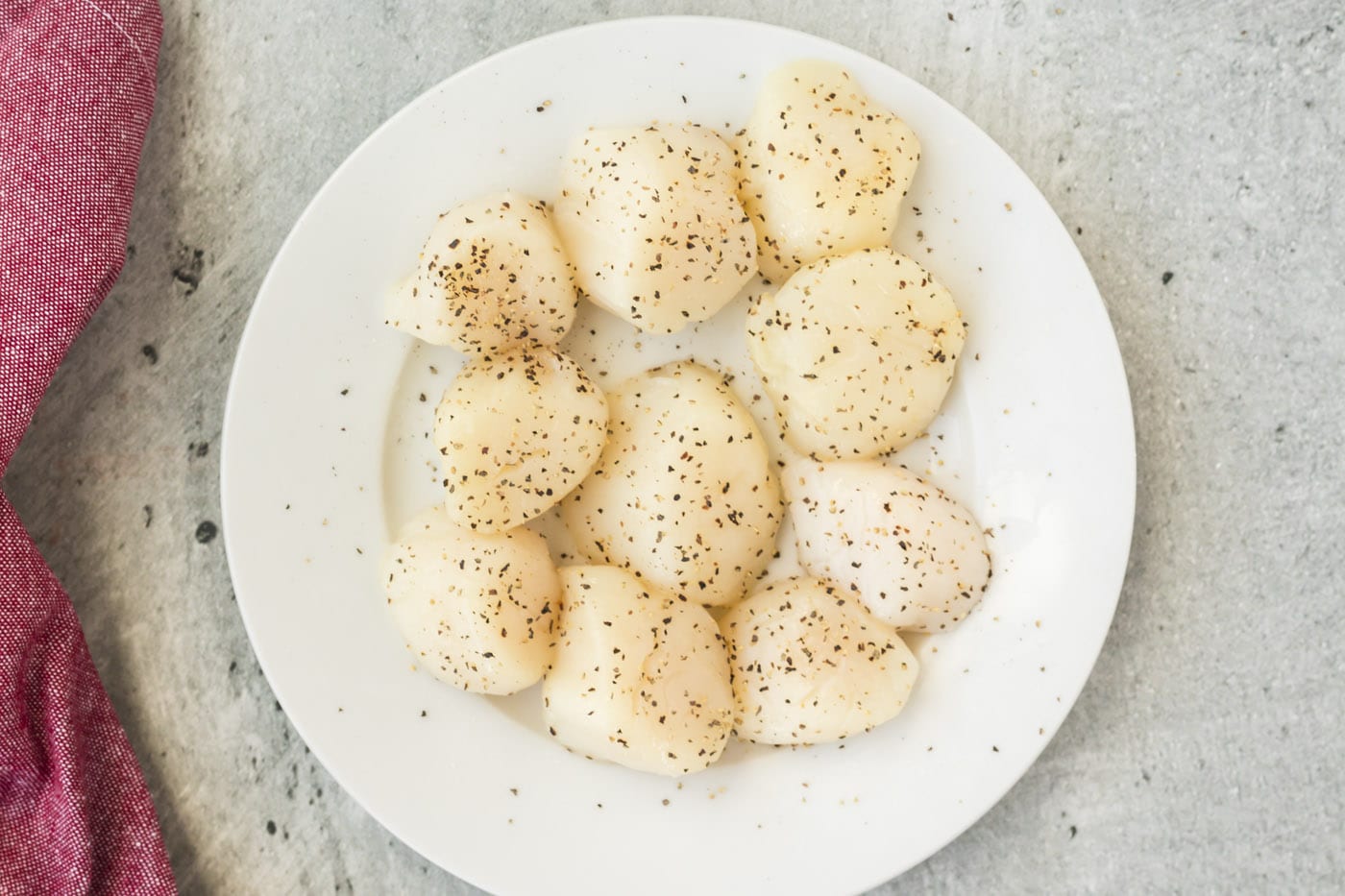 scallops seasoned with salt and pepper