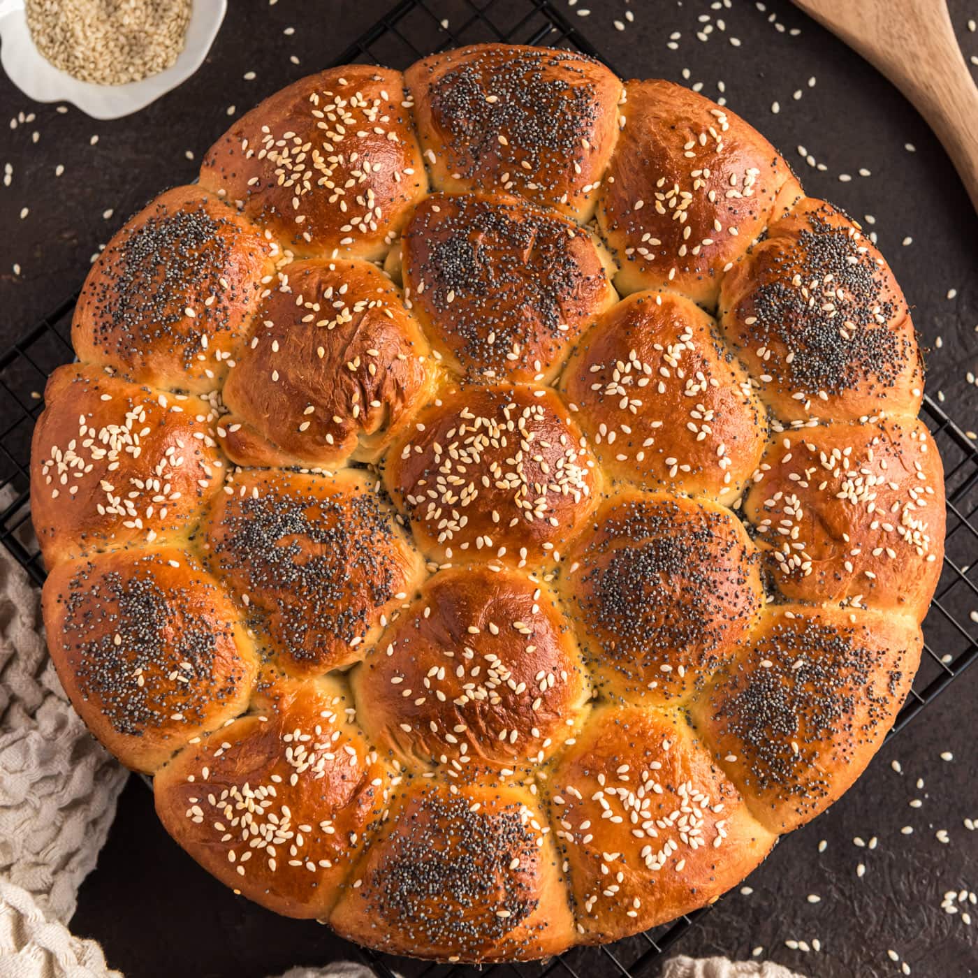Partybrot on a wire rack