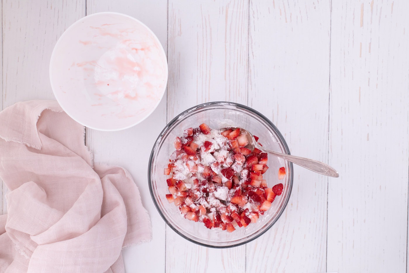 slice strawberries with lemon juice and flour in a bowl