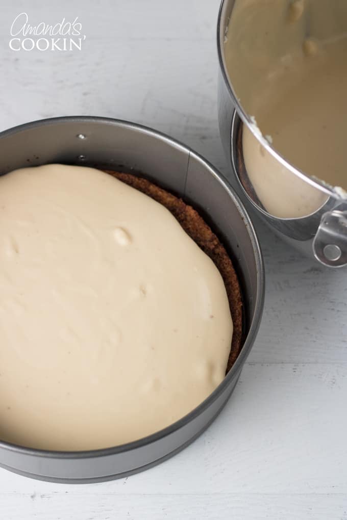 How to make tiramisu cheesecake: layer mixture over cake