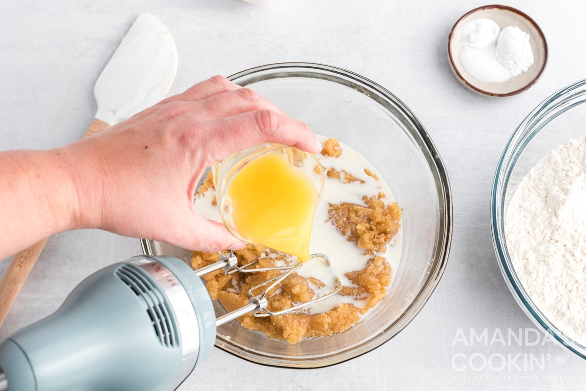 adding orange juice to bowl