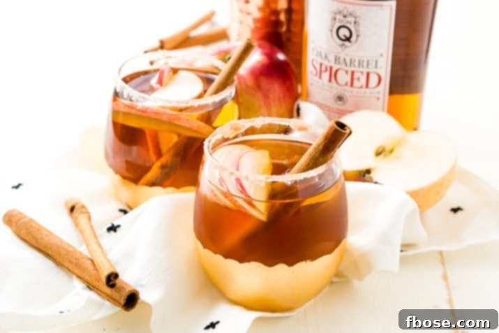 This Apple Crumble Cocktail is a delicious fall drink!