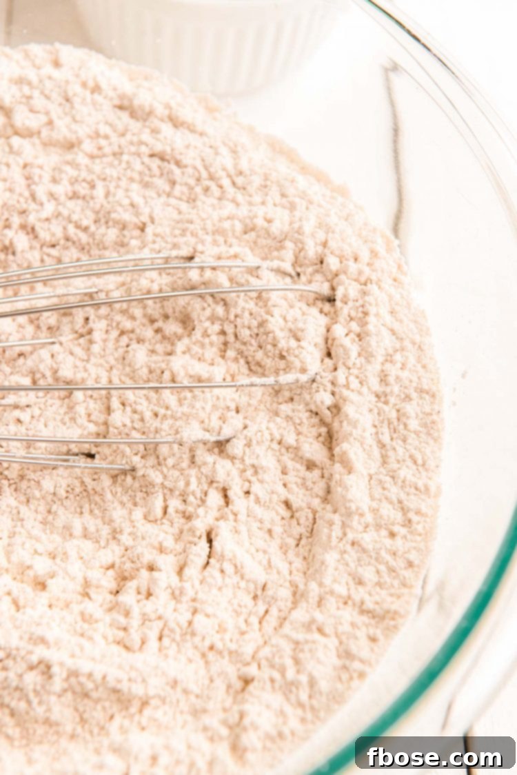 Zencefilli Sandviç Kurabiye, Kahverengi Şeker Kremalı 5 Flour and spices whisked together in a glass mixing bowl.