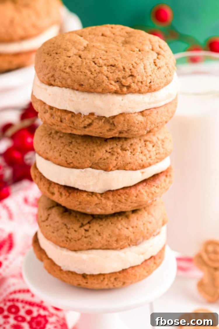 Zencefilli Sandviç Kurabiye, Kahverengi Şeker Kremalı 10 Three gingerbread whoopie pies stacked on top of each other on a small white cake stand.